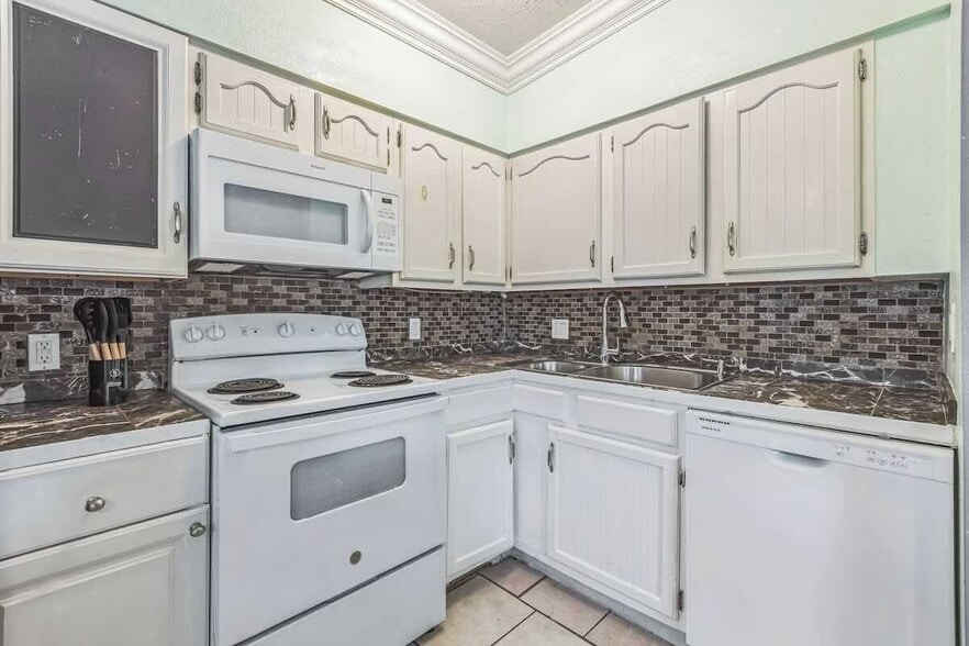 Building Photo - 911 26th St Ct E