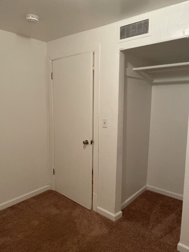 Building Photo - Start a Lease by 4/17 and get $250 off 1st Month!