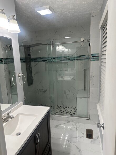 Master bathroom - 701 Cedar Crest Ct