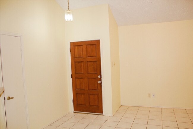 Building Photo - 2046 Hickory Glen Dr