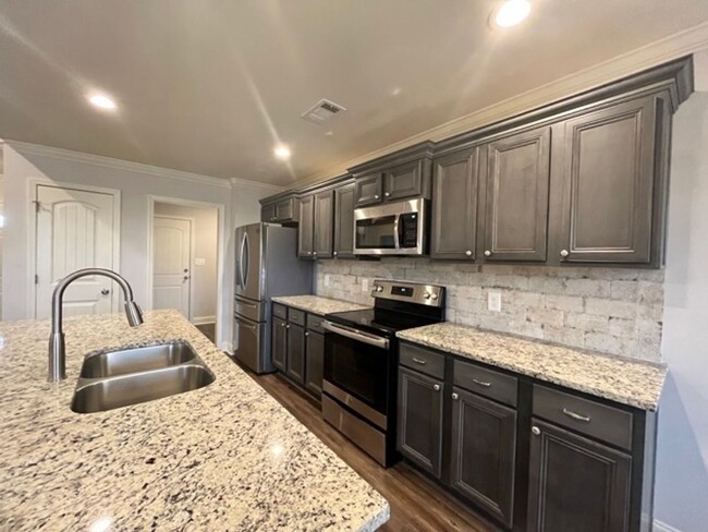 Building Photo - Charming modern 3 bedroom/ 2 bath with office