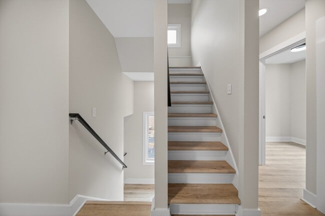 Building Photo - 729 W 9th St