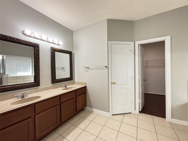 Building Photo - 1323 Maple Ace Dr