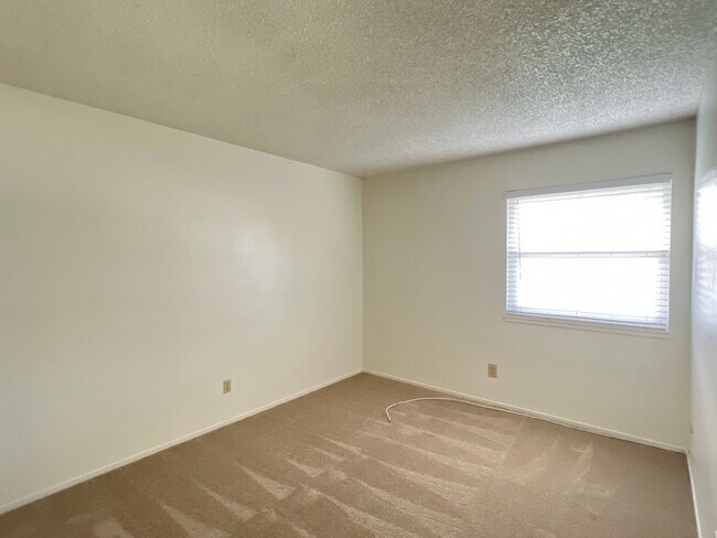 Building Photo - NORTHWEST BAKERSFIELD