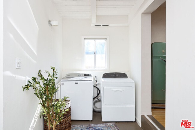 Building Photo - 818 Palms Blvd