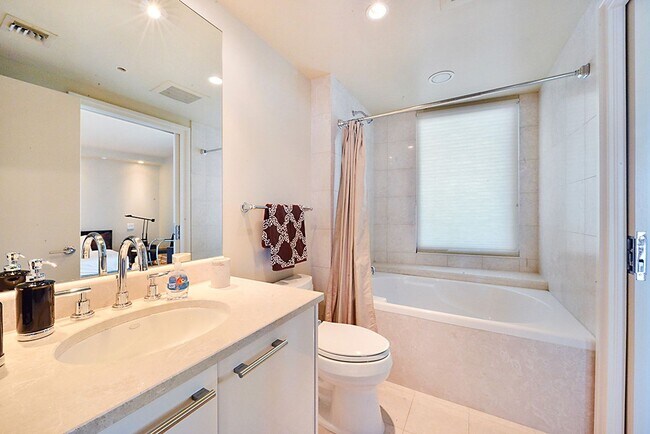 Building Photo - Turnberry Towers~2 bedroom condo with pano...