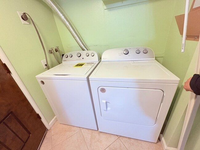 Building Photo - 5959 Vía Casitas