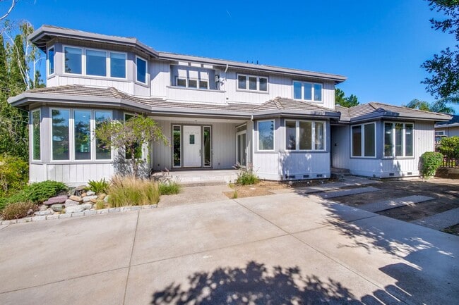 Building Photo - Large 3,767 sqft home on a 10,000 sqft lot- 2 bed located on 1st floor w/ separate entrance - Top...