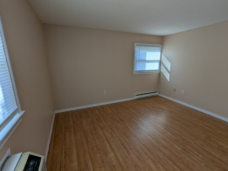 Building Photo - 12 Thompson Rd