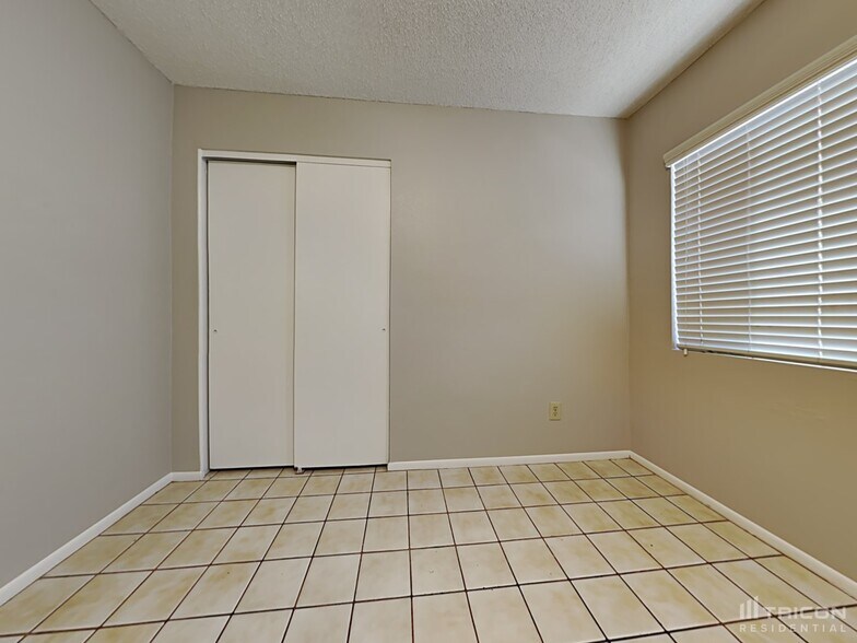 Building Photo - 8838 W Cinnabar Ave