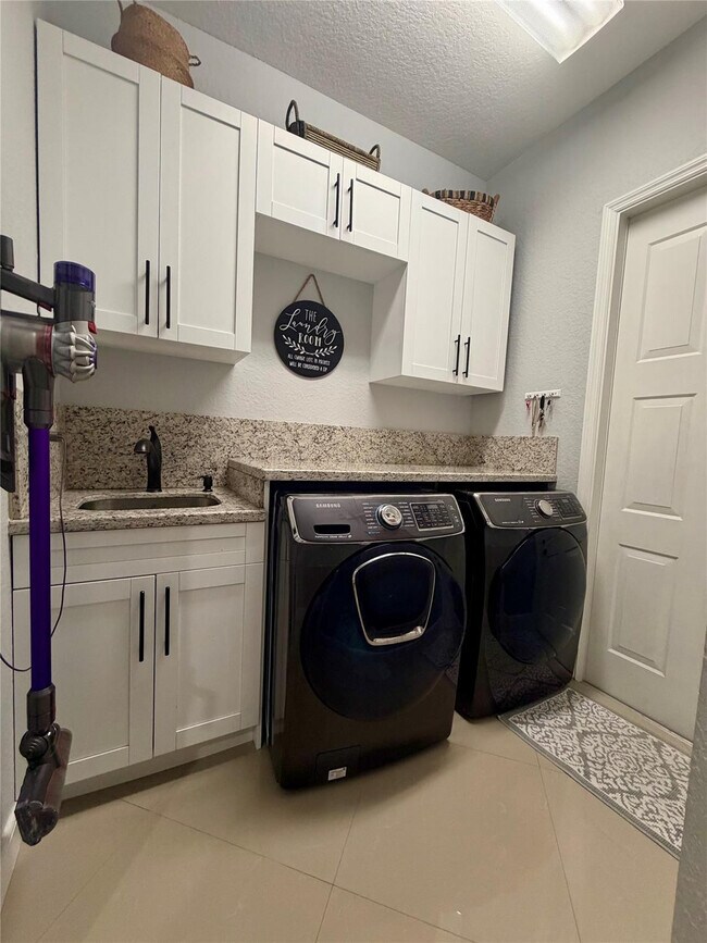 Building Photo - 12200 NW 77th Manor