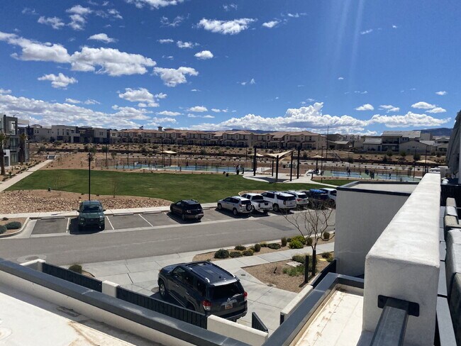 Building Photo - Breathtaking Desert Color 3 bed 2.5 bath townhome for rent!