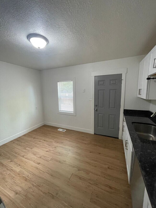 Building Photo - Lambourne Duplex