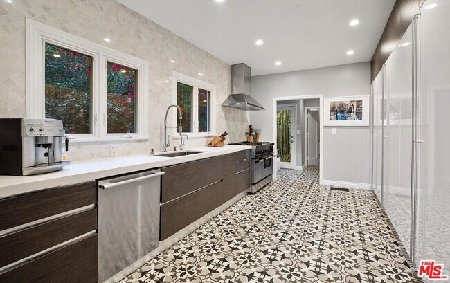 Building Photo - 1514 Sunset Plaza Dr