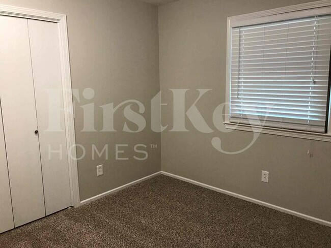 Building Photo - 5813 NW Aspen Ln