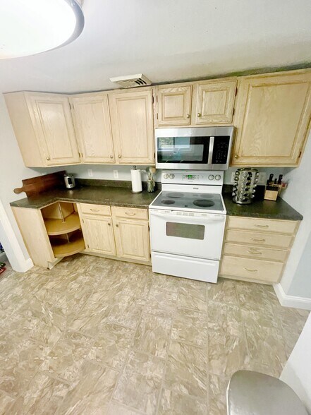 Kitchen - 5 River Rd