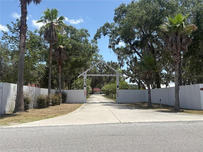 Building Photo - 976 SW Hamlet Cir