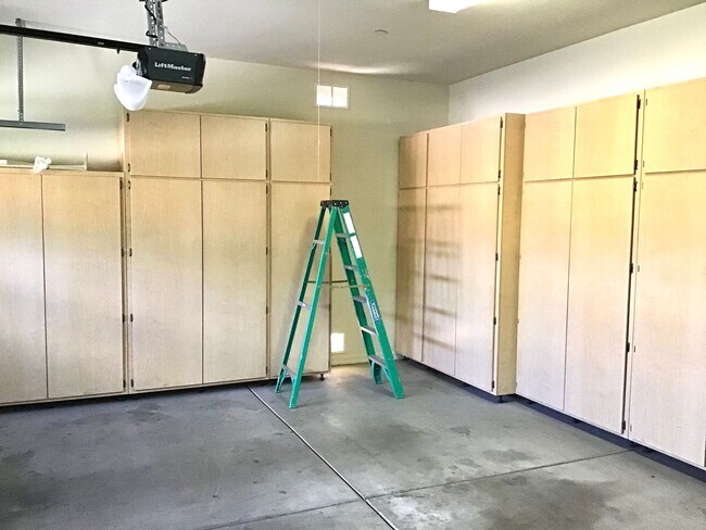 Building Photo - 5 Bdrm, 3 Full bath, clean nice home in Oro Valley-La Canada & Naranja