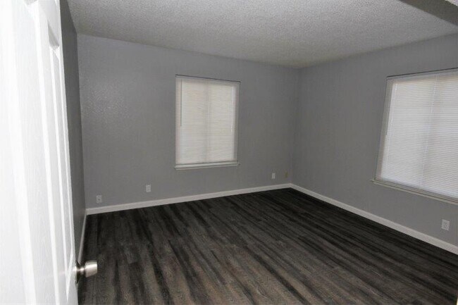 Building Photo - GREAT 1ST FLOOR CONDO