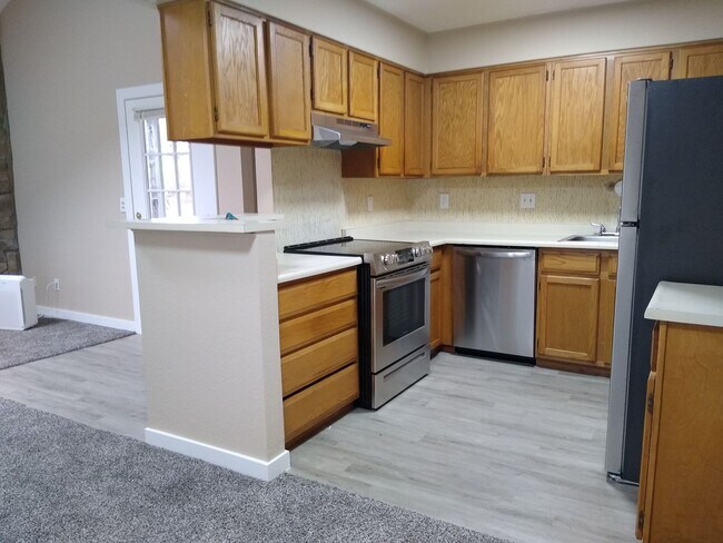 Building Photo - Charming 2 Bedroom 2 Bath w/ Large Yard, 1 Car Garage and Central Air/Heat
