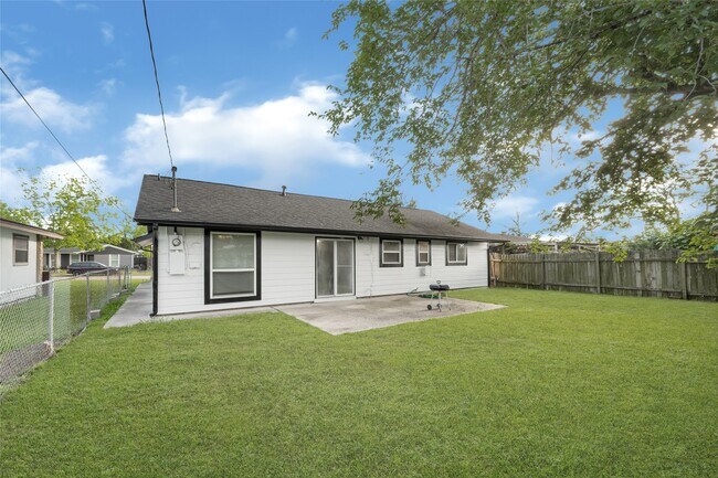 Building Photo - 3806 Kaplan Dr