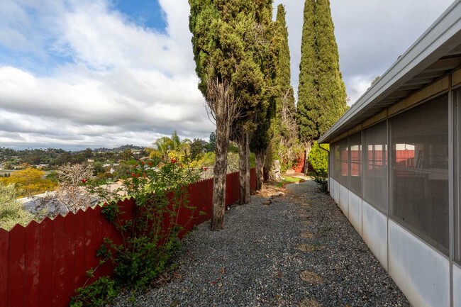 Building Photo - ***MT HELIX 3 BED 2 BATH***NEW APPLIANCES*...