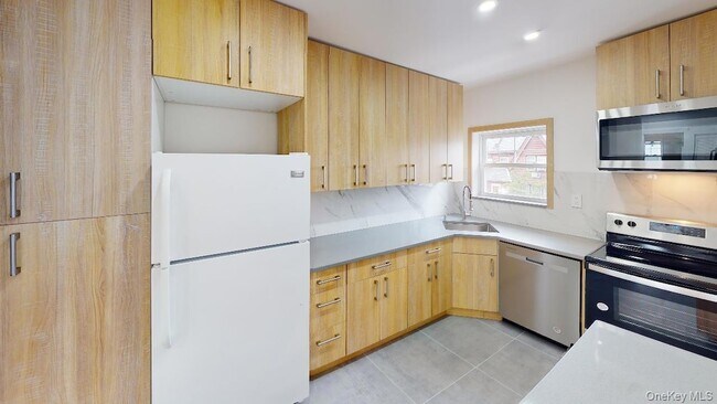 Building Photo - 85-13 68th Ave