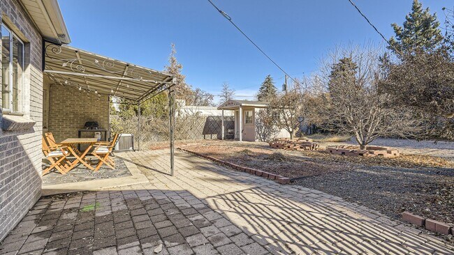 Building Photo - Fantastic 2 bedroom Remolded Ranch in Mayf...