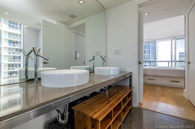 Building Photo - 475 Brickell Ave