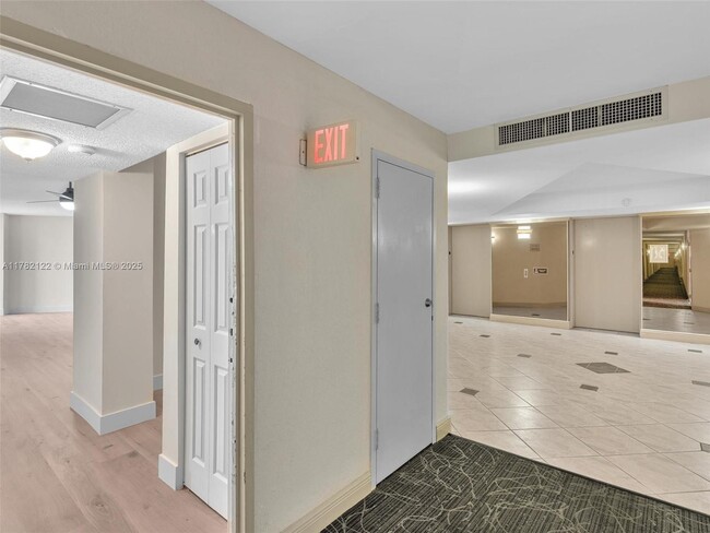 Building Photo - 400 Leslie Dr
