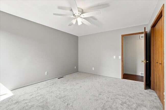 Building Photo - 911 Thomas Dr