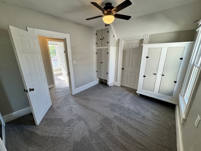 Building Photo - Welcome to this spacious 6-bedroom, 2-bathroom house located in the vibrant city of Cleveland