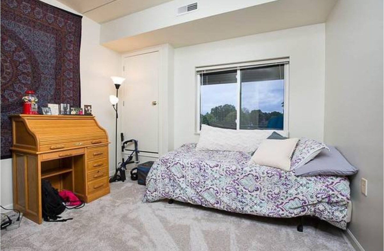 Building Photo - 400 N Richmond St