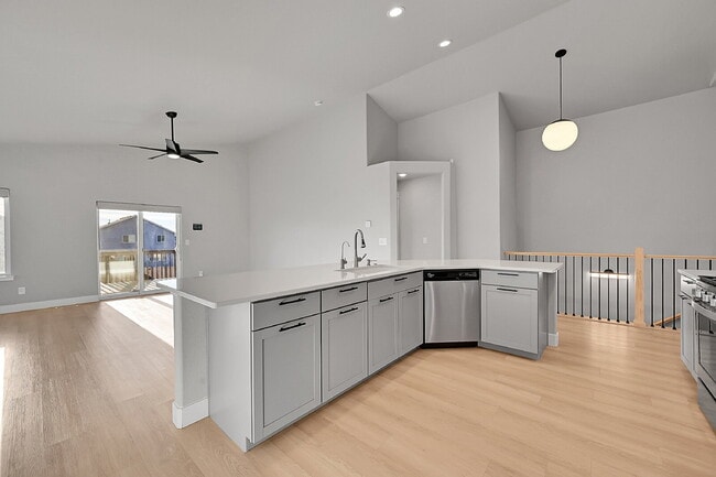 Building Photo - $2,650.00, 5-bed, 3-bed ranch-style home located in Colorado Springs with a large back yard.