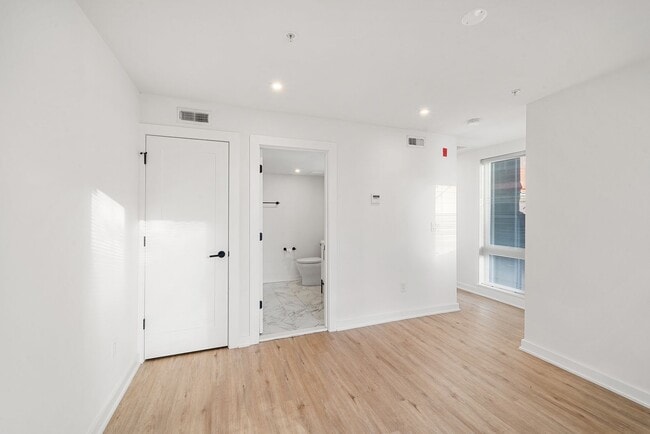 Building Photo - Fairmount/Brewery town gorgeous luxury apartment home, oversized rooms