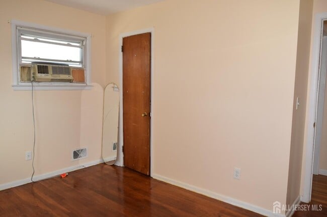 Building Photo - 57 E Tappen St
