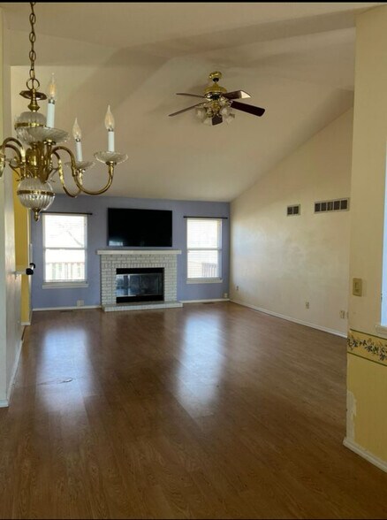 Building Photo - 914 Shandra Dr