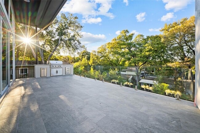 Building Photo - 2904 Westhill Dr