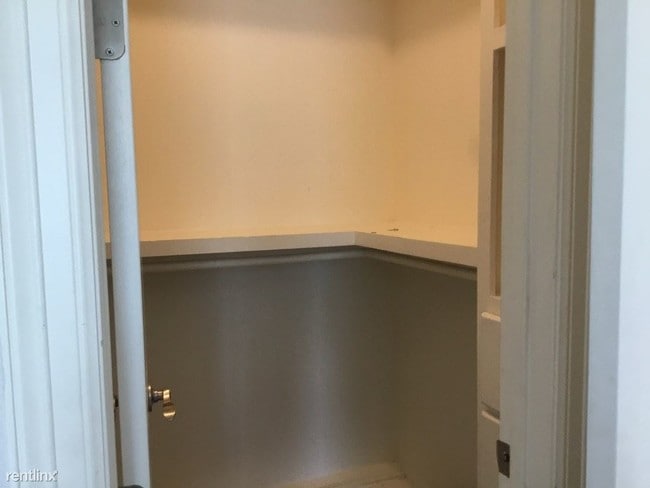 Building Photo - 107 E Acapulco St