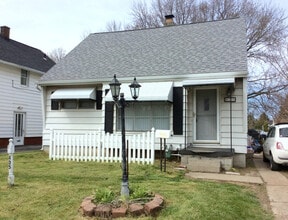 Building Photo - 2 Bedroom House