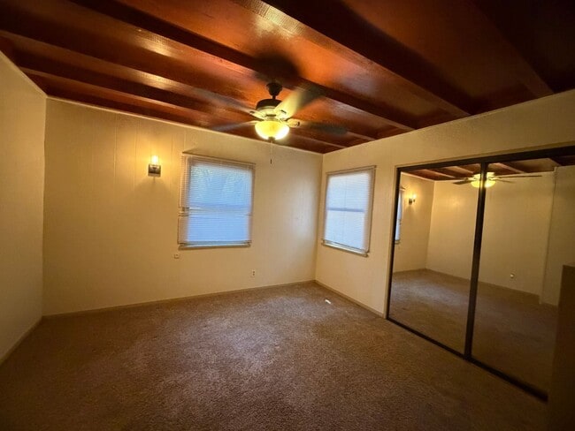 Building Photo - 2 Bedroom 1 Bath Super Cute.