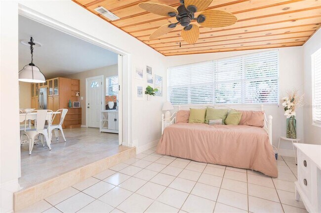 Building Photo - 4206 W Wisconsin Ave