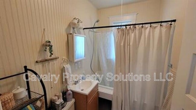 Building Photo - 617 E 8th St