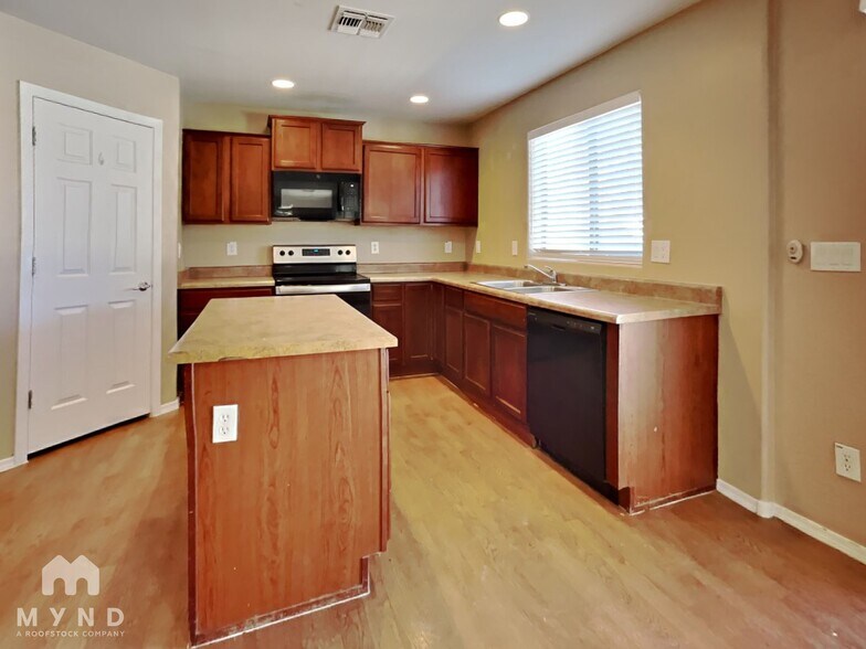 Building Photo - 4732 W Dill Ave