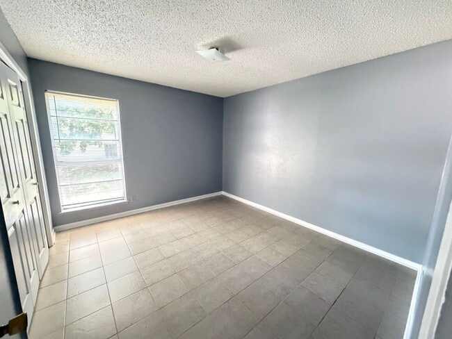Building Photo - Cozy 2 bed 1 bath duplex!!