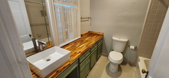 Building Photo - Wonderful home in Overlook!