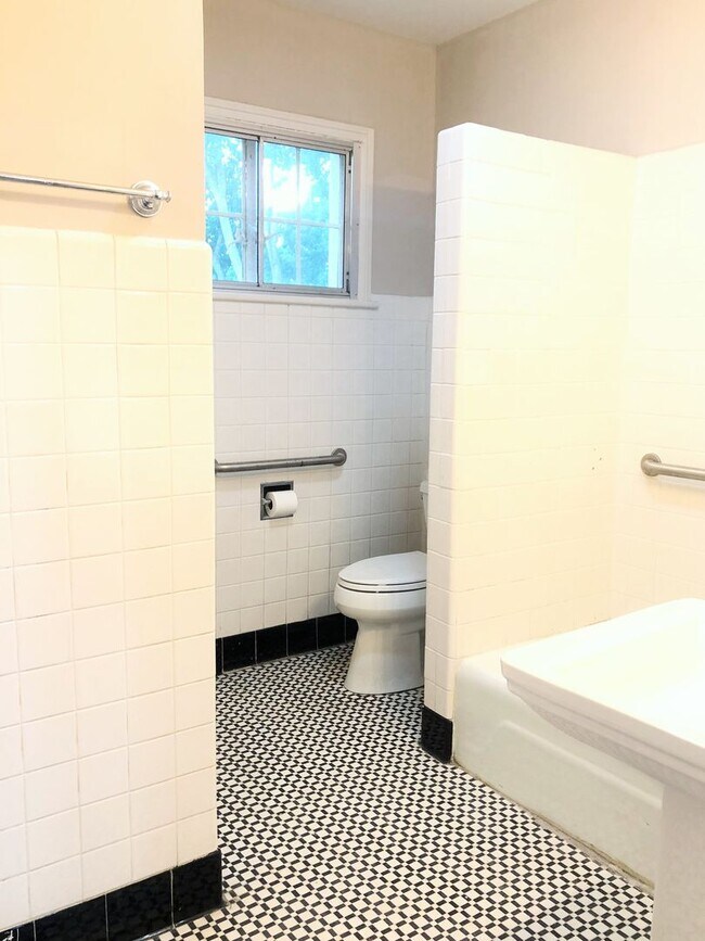 Building Photo - 4039 Kingston Pike