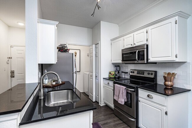 Building Photo - The Rexford at Waterford Lakes