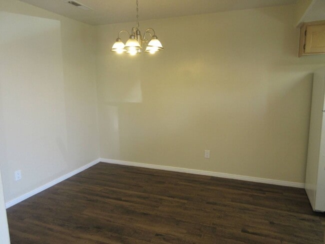 Building Photo - Move-In Bonus -3 bed, 2 bath Twin Home