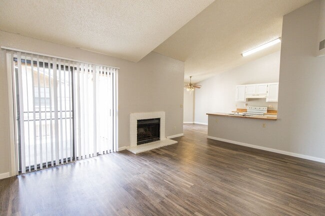 Building Photo - Beautiful 2 bedroom 2 bathroom with private patio in Glendale!